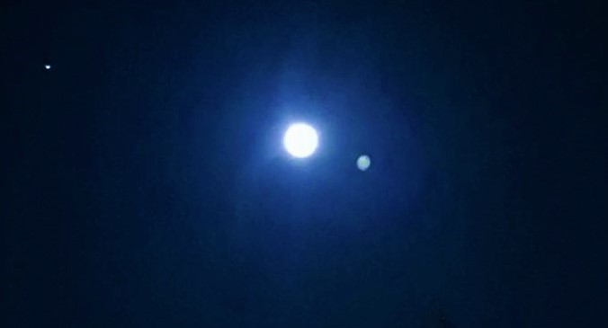 Une image contenant objet astronomique, ciel, clair de lune, lune
Description générée automatiquement