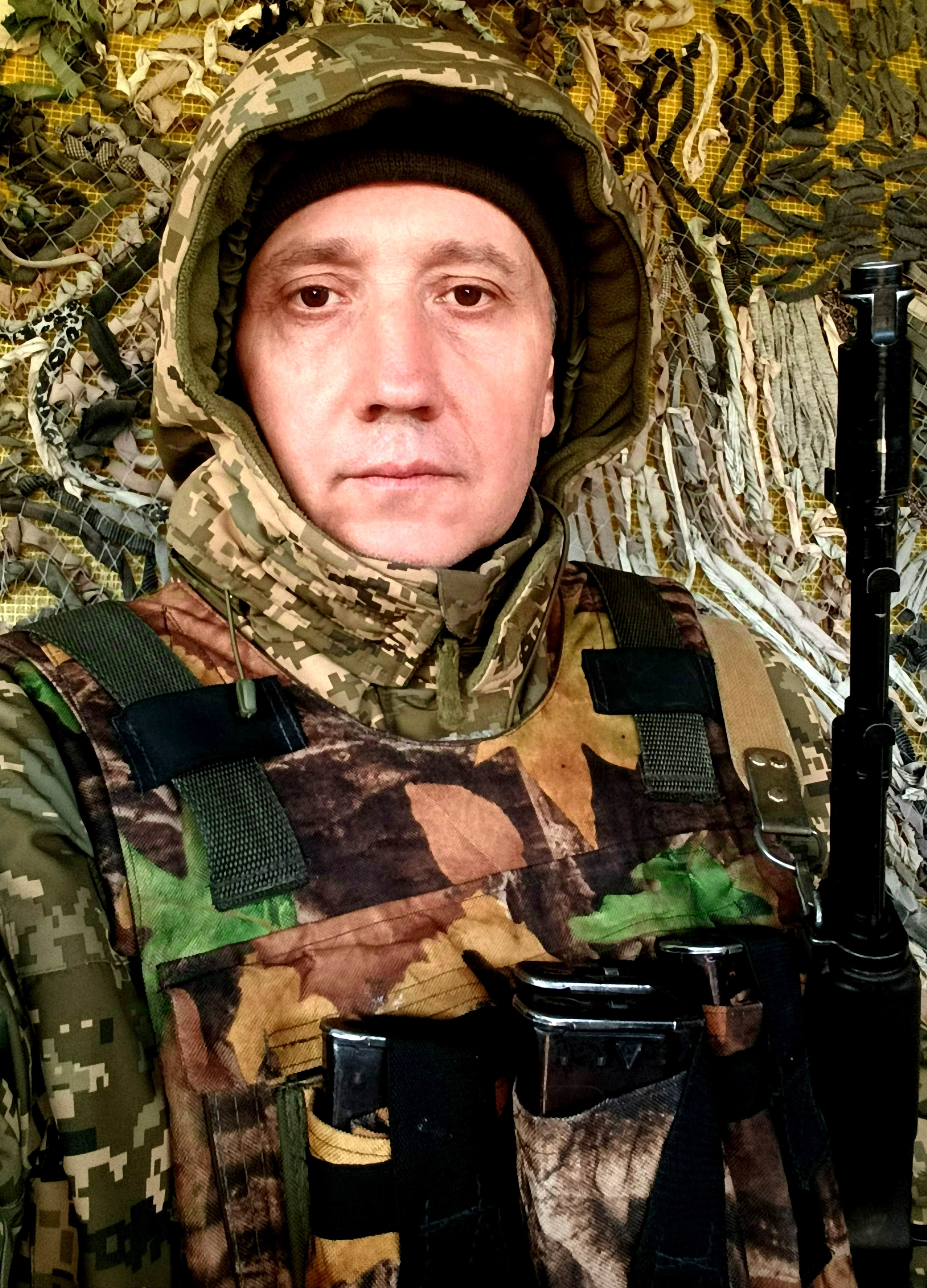 Une image contenant Visage humain, personne, camouflage, habits
Le contenu généré par l’IA peut être incorrect.