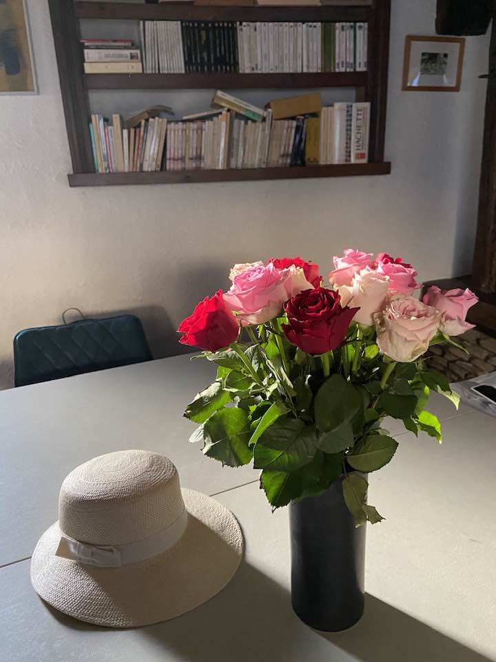 Une image contenant intérieur, vase, fleur, mur
Description générée automatiquement
