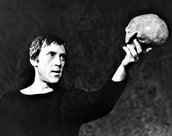 Vladimir Vyssotsky interprète Hamlet, de William Shekespeare, au Théâtre de la Taganka à Moscou en 1971
