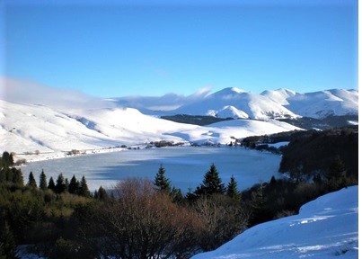 L’image contient peut-être : montagne, ciel, neige, arbre, plein air et nature
